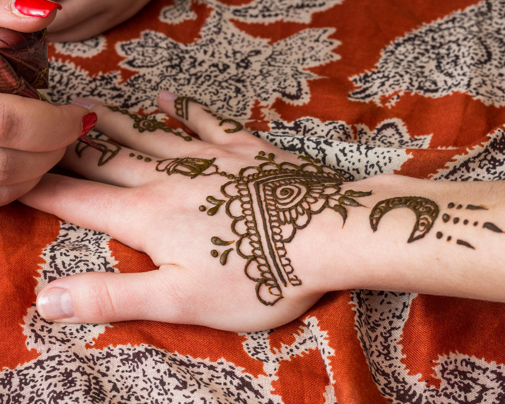 Tattooing Henna